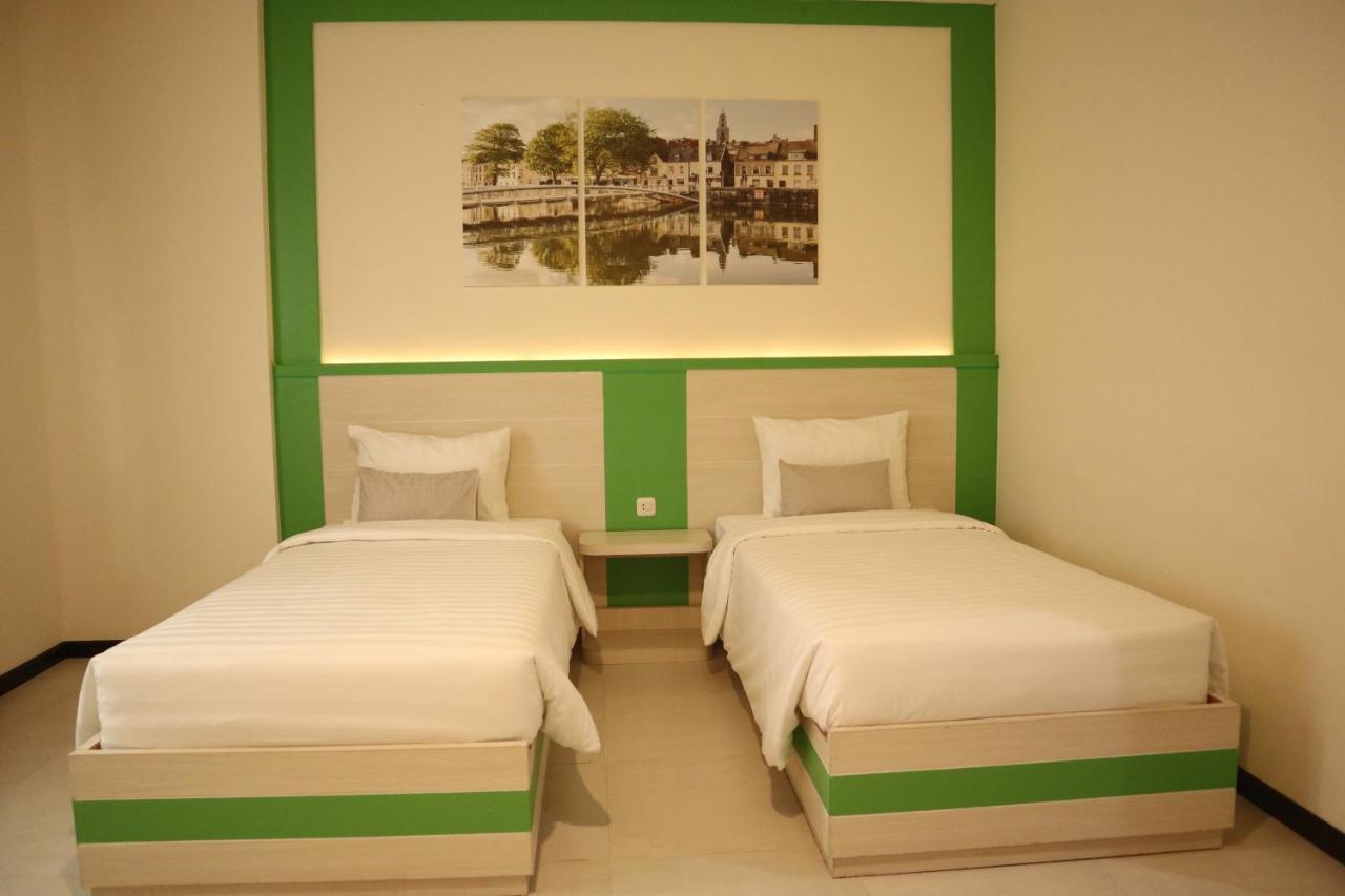 D'Carol Hotel Surabaya Exterior foto